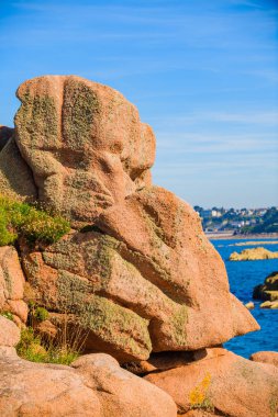 Plumanach yakınlarında granit pembe kayalar. Pembe Granit sahili 