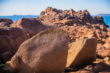Plumanach yakınlarında granit pembe kayalar. Pembe Granit sahili 