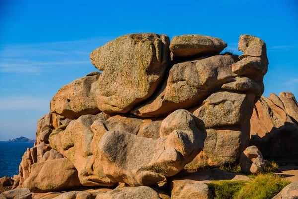 Granite pink boulders near Plumanach. The coast of Pink Granite — Stock Photo, Image