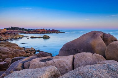 Plumanach köyü yakınlarındaki inanılmaz Pembe Granit Shore 