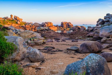 Plumanach köyü yakınlarındaki inanılmaz Pembe Granit Shore 
