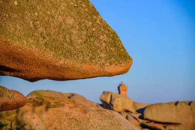 Plumanach köyü yakınlarındaki inanılmaz Pembe Granit Shore 