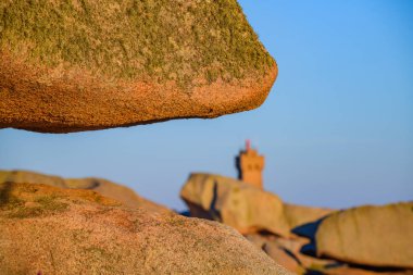 Plumanach köyü yakınlarındaki inanılmaz Pembe Granit Shore 