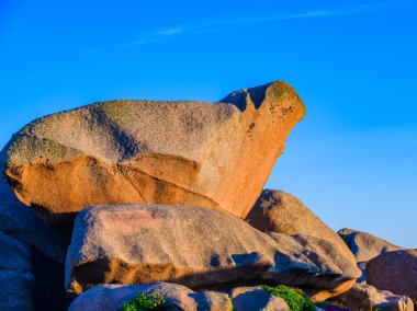Plumanach köyü yakınlarındaki inanılmaz Pembe Granit Shore 