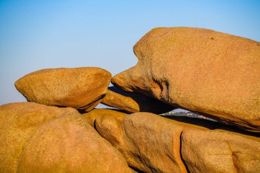 Plumanach köyü yakınlarındaki inanılmaz Pembe Granit Shore 