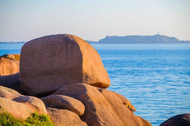 Plumanach köyü yakınlarındaki inanılmaz Pembe Granit Shore 