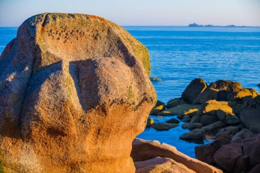 Plumanach köyü yakınlarındaki inanılmaz Pembe Granit Shore 