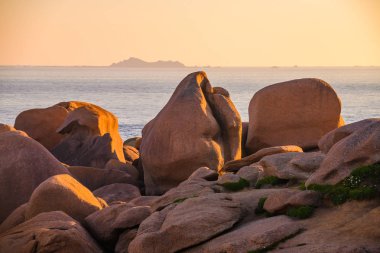 Plumanach köyü yakınlarındaki inanılmaz Pembe Granit Shore 