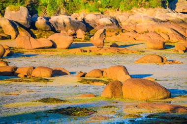 Plumanach köyü yakınlarındaki inanılmaz Pembe Granit Shore 