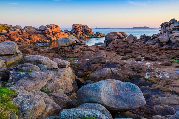 The incredible Pink Granite Shore near the village of Plumanach — Stock Photo, Image