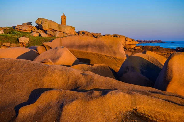 The incredible Pink Granite Shore near the village of Plumanach — Stock Photo, Image