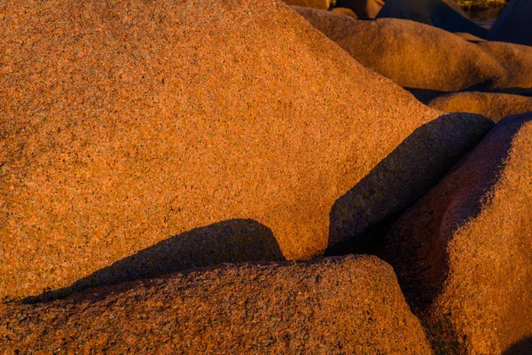 O incrível Pink Granite Shore perto da aldeia de Plumanach — Fotografia de Stock