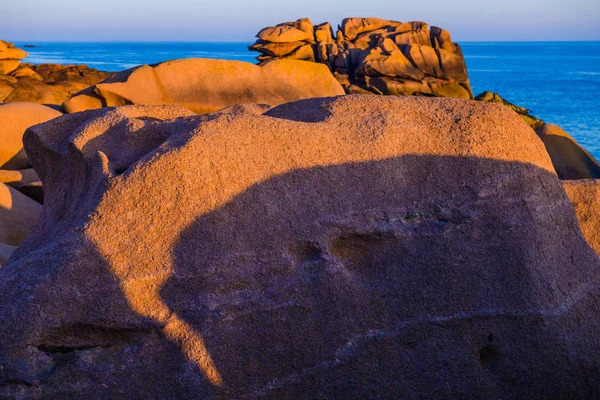 El increíble Pink Granite Shore cerca del pueblo de Plumanach — Foto de Stock