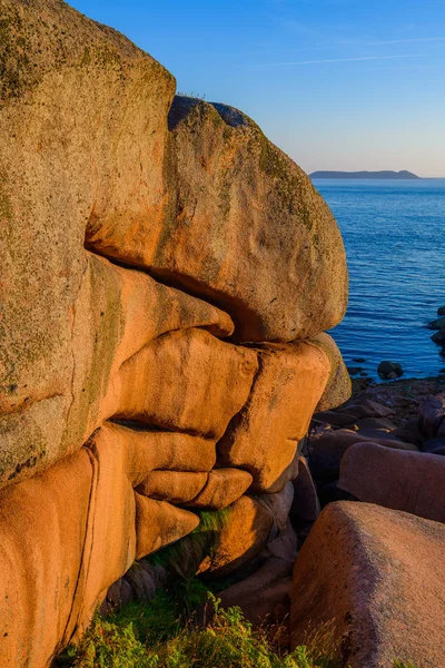 El increíble Pink Granite Shore cerca del pueblo de Plumanach — Foto de Stock