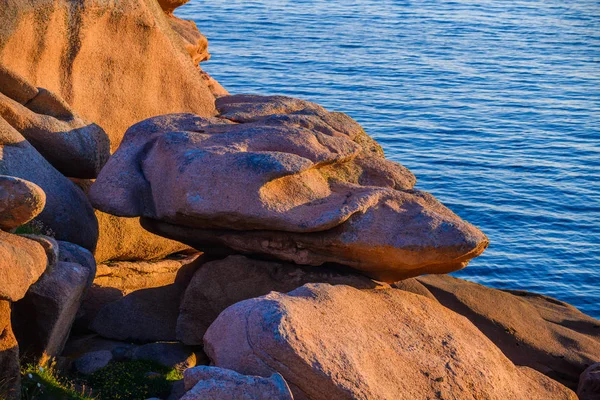 Den otroliga rosa granit stranden nära byn Plumanach — Stockfoto