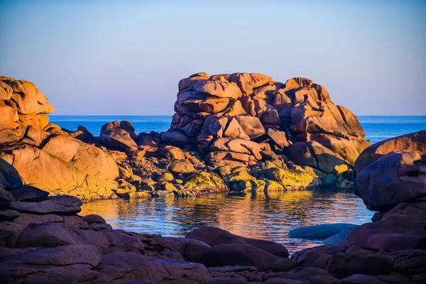 El increíble Pink Granite Shore cerca del pueblo de Plumanach — Foto de Stock