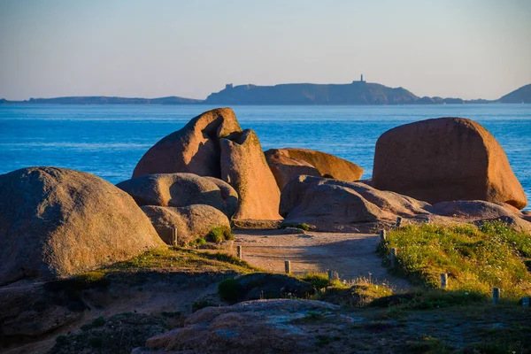 De ongelooflijke roze granieten kust in de buurt van het dorp Plumanach — Stockfoto