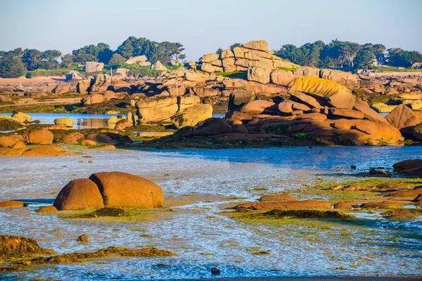 L'incroyable côte de granit rose près du village de Plumanach — Photo