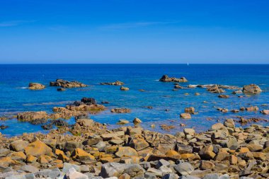 Plougrescant yakınlarında inanılmaz bir okyanus kıyısı. Brittany, ne kadar. Fransa
