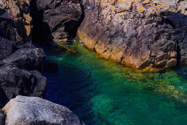 Uma incrível costa oceânica perto de Plougrescant. Brittany. França — Fotografia de Stock