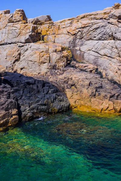 Increíble costa oceánica cerca de Plougrescant. Brittany. Francia — Foto de Stock