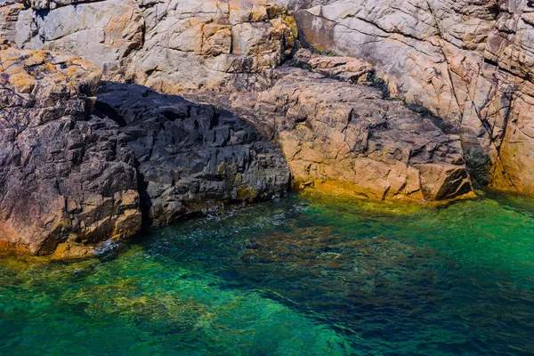 Uma incrível costa oceânica perto de Plougrescant. Brittany. França — Fotografia de Stock