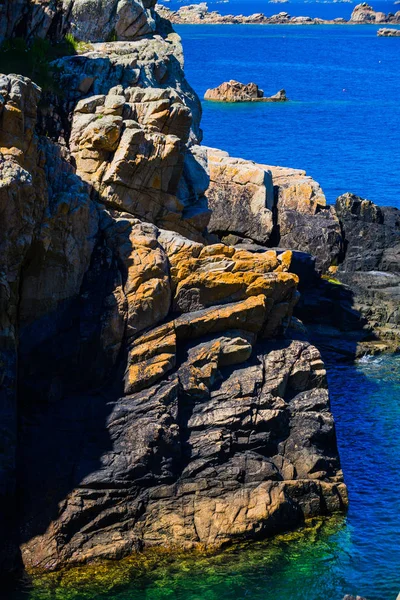 Increíble costa oceánica cerca de Plougrescant. Brittany. Francia — Foto de Stock