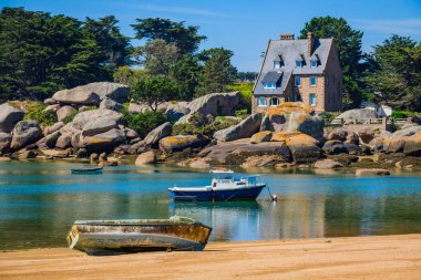 Tregastel ada Renote küçük balıkçı tekneleri. Brittany.