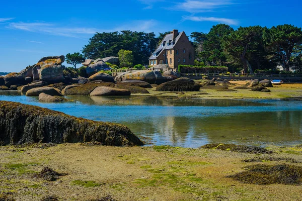 Paysage incroyable sur l'île Renote dans le Tregastel. Bretagne — Photo