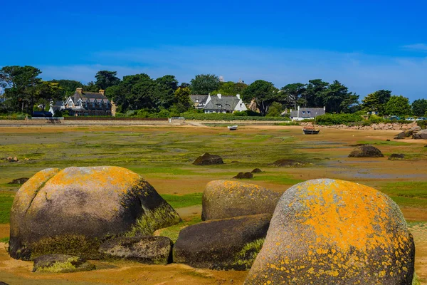 Otroligt landskap på ön Renote i Tregastel. Bretagne — Stockfoto