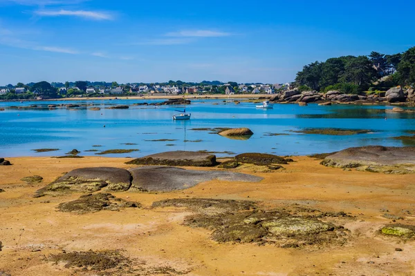 Otroligt landskap på ön Renote i Tregastel. Bretagne — Stockfoto