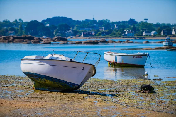 Małe łodzie rybackie na wyspie Renote w Tregastel. Brittany. — Zdjęcie stockowe