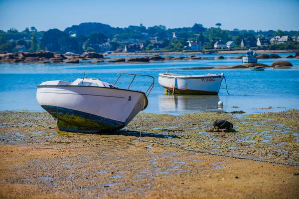 Małe łodzie rybackie na wyspie Renote w Tregastel. Brittany. — Zdjęcie stockowe