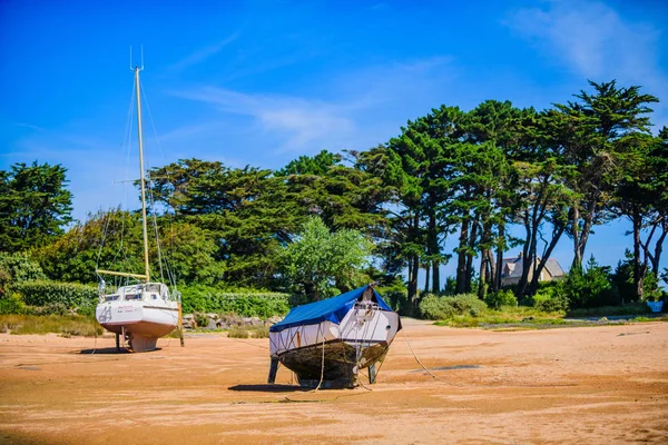 Pequeños barcos de pesca en la isla Renote en Tregastel. Bretaña. . — Foto de Stock