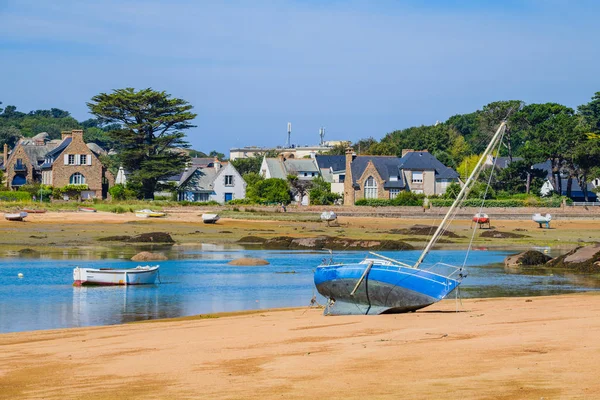 Små fiskebåtar på ön Renote i Tregastel. Bretagne. — Stockfoto