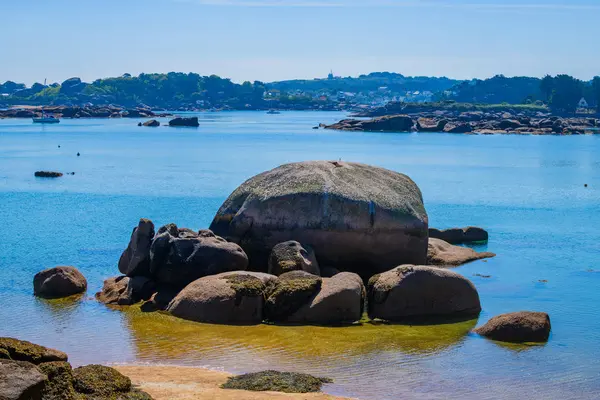 Paisagem incrível na ilha Renote em Tregastel. Bretanha. — Fotografia de Stock