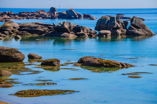 Paisagem incrível na ilha Renote em Tregastel. Bretanha. — Fotografia de Stock