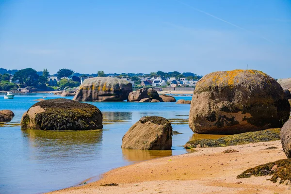 Paysage incroyable sur l'île Renote dans le Tregastel. Bretagne — Photo