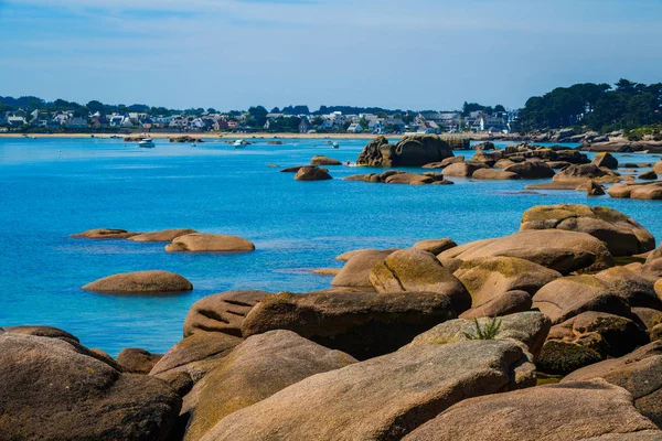 Paisagem incrível na ilha Renote em Tregastel. Bretanha. — Fotografia de Stock