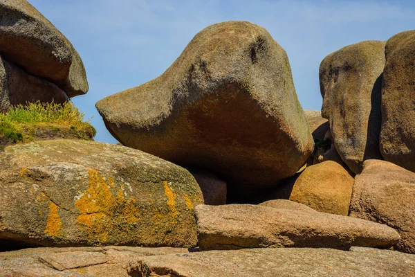 Otroligt landskap på ön Renote i Tregastel. Bretagne — Stockfoto