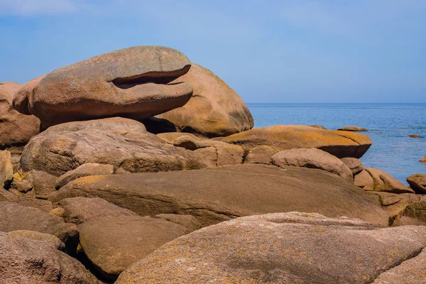 Increíble paisaje en la isla Renote en Tregastel. Bretaña. — Foto de Stock