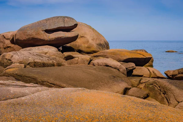 Increíble paisaje en la isla Renote en Tregastel. Bretaña. — Foto de Stock