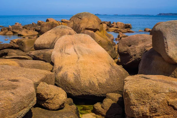 Increíble paisaje en la isla Renote en Tregastel. Bretaña. — Foto de Stock