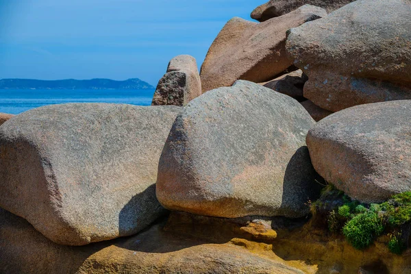 Increíble paisaje en la isla Renote en Tregastel. Bretaña. — Foto de Stock