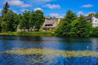 Huelgoat küçük güzel köyde güneşli bir gün. Brittany. 