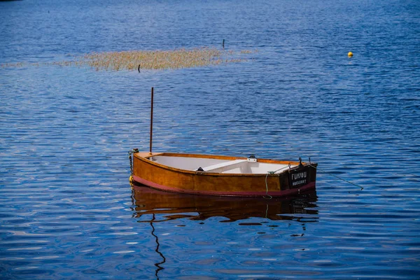 Malá loď v jezeře Huelkoz za slunného dne. Bretaň. Francie — Stock fotografie