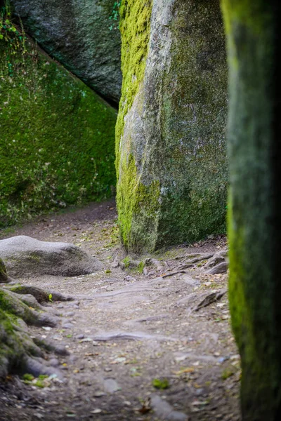 Hihetetlen La Grotte du Diable. A huelgoat. Bretagne. Franciaország — Stock Fotó