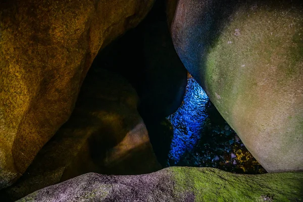 Incredibile La Grotte du Diable. Huelgoat. Brittany. Francia — Foto Stock