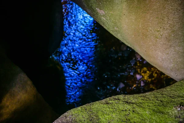 Hihetetlen La Grotte du Diable. A huelgoat. Bretagne. Franciaország — Stock Fotó