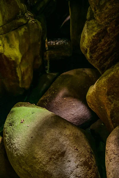 Hihetetlen La Grotte du Diable. A huelgoat. Bretagne. Franciaország — Stock Fotó